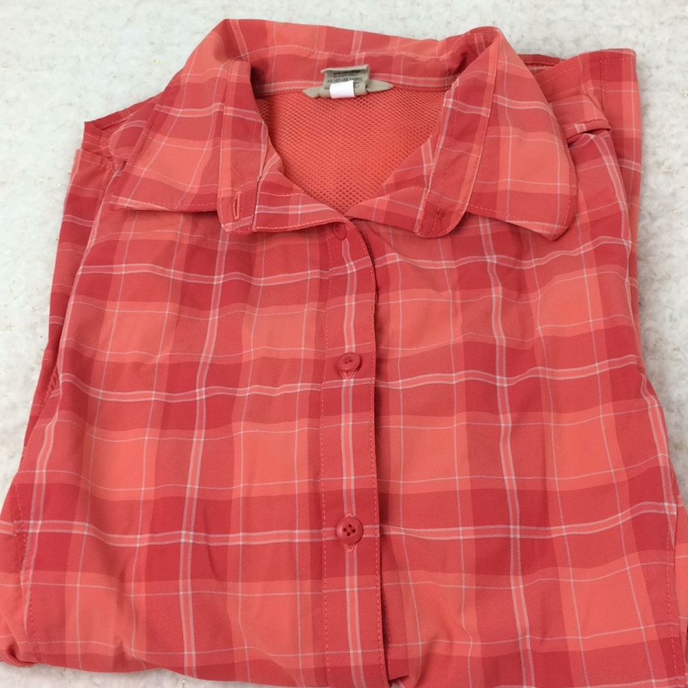 Woman’s Duluth trading company fishing shirt large